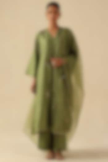 Green Banarasi Silk Rose Motif Hand Embroidered Kurta Set by Begum Pret at Pernia's Pop Up Shop