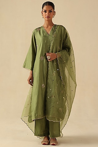 Green Banarasi Silk Rose Motif Hand Embroidered Kurta Set by Begum Pret