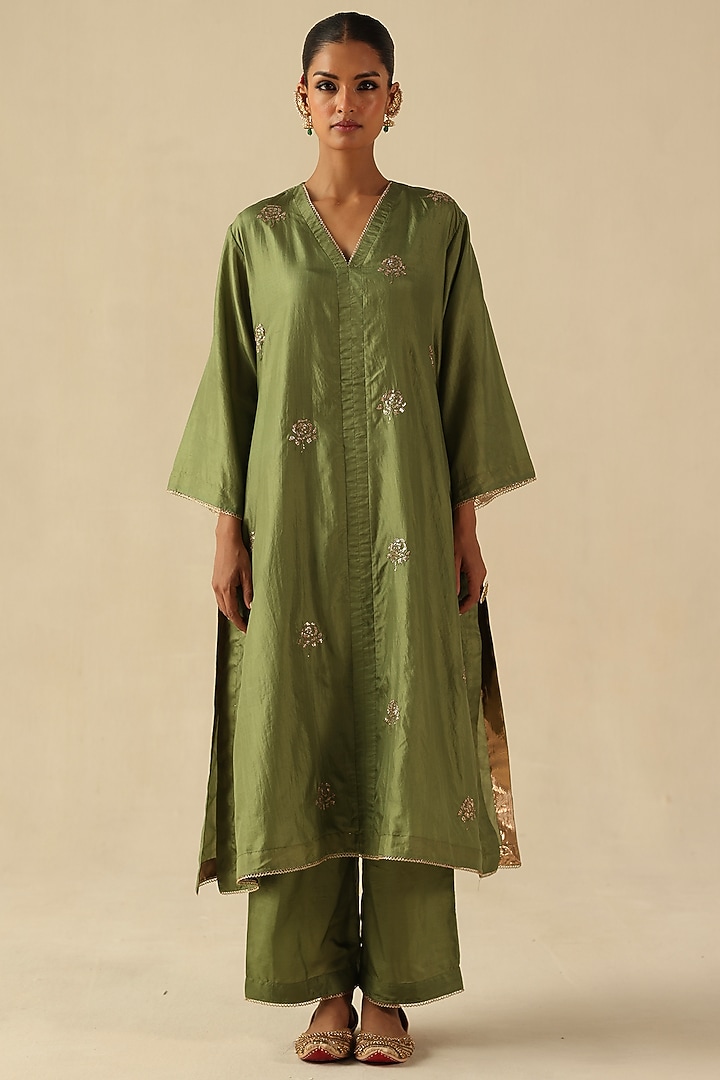 Green Banarasi Silk Rose Motif Hand Embroidered Kurta Set by Begum Pret at Pernia's Pop Up Shop