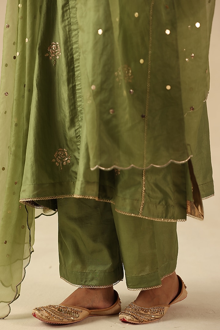 Green Banarasi Silk Rose Motif Hand Embroidered Kurta Set by Begum Pret at Pernia's Pop Up Shop