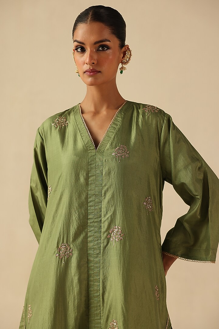 Green Banarasi Silk Rose Motif Hand Embroidered Kurta Set by Begum Pret at Pernia's Pop Up Shop