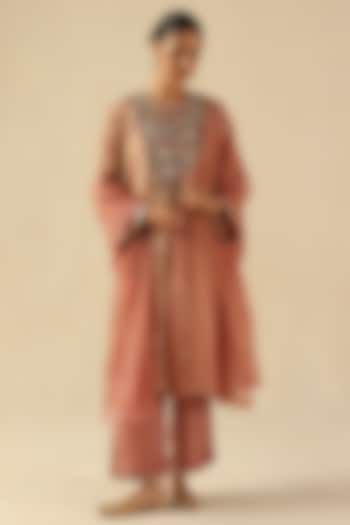 Peach Zari Moonga Silk Mirror Hand Embroidered Kurta Set by Begum Pret at Pernia's Pop Up Shop