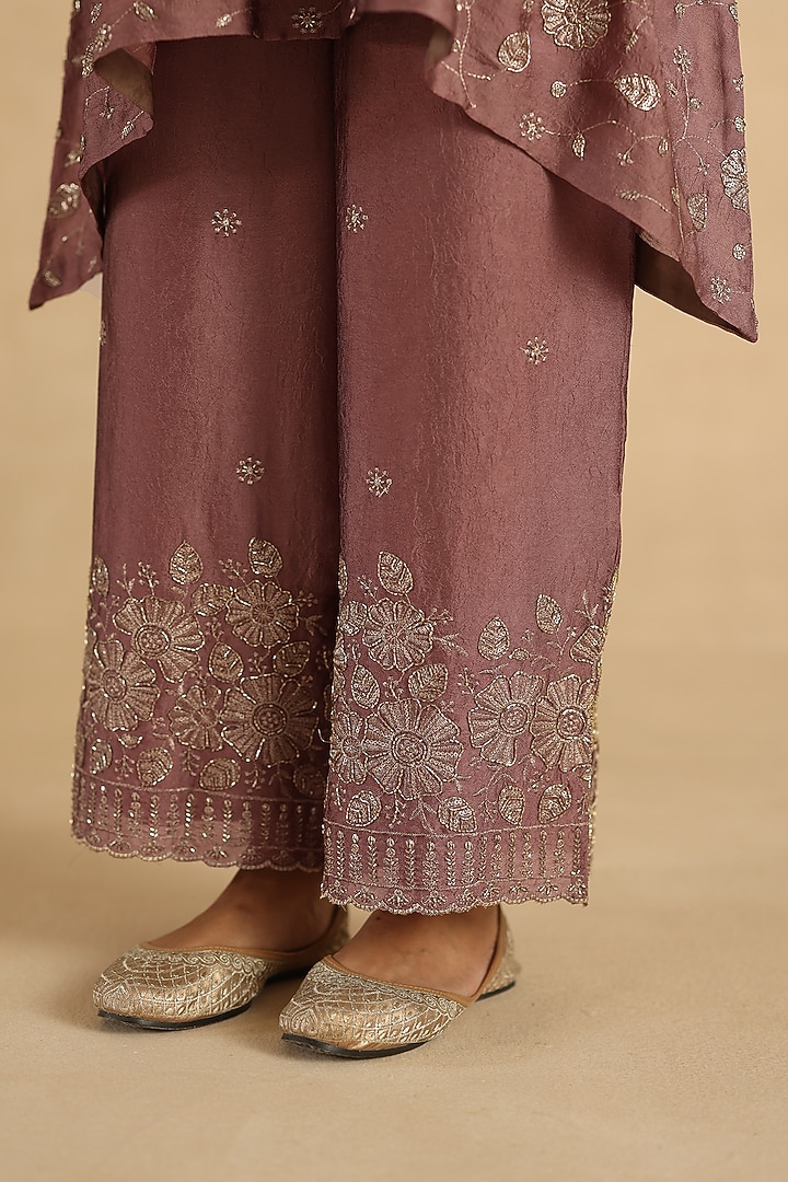 Mauve Crushed Crepe Thread Embroidered Kurta Set by Begum Pret at Pernia's Pop Up Shop