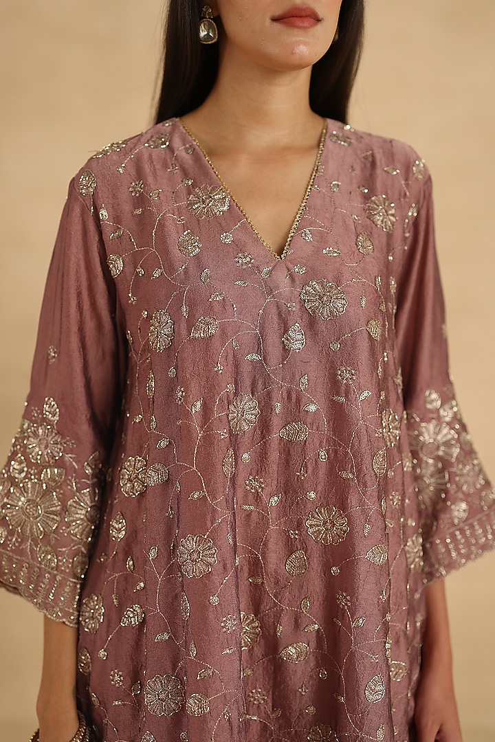Mauve Crushed Crepe Thread Embroidered Kurta Set by Begum Pret at Pernia's Pop Up Shop