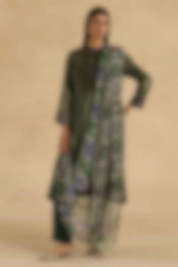 Green Zari Silk Bandhani Patchwork Kurta Set by Begum Pret at Pernia's Pop Up Shop