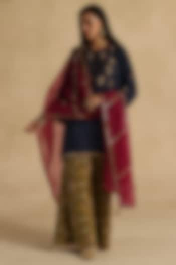 Blue Habutai Silk Dabka Embroidered Straight Kurta Set by Begum Pret at Pernia's Pop Up Shop