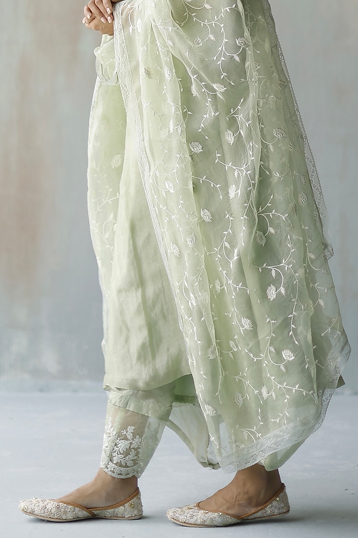 Green Hand Embroidered Kurta Set by Begum Pret at Pernia's Pop Up Shop