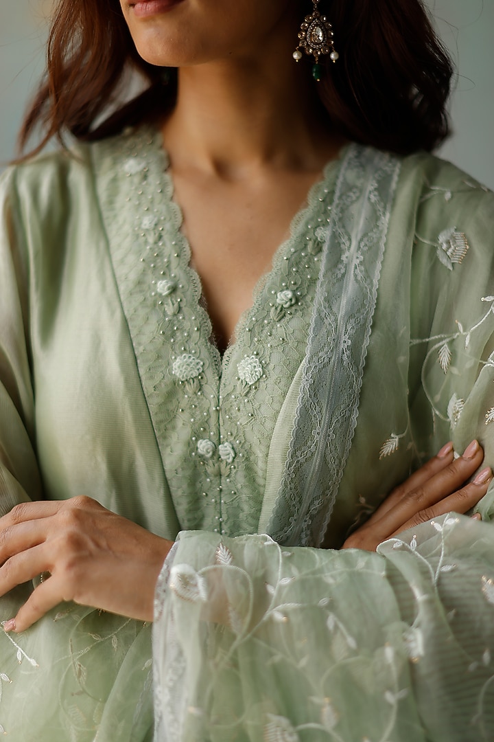 Green Hand Embroidered Kurta Set by Begum Pret at Pernia's Pop Up Shop