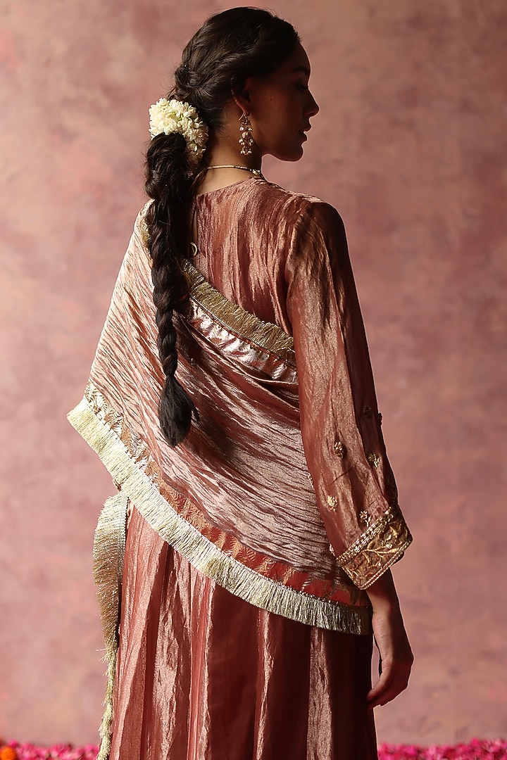 Rose Gold Zari Silk Tissue Embroidered Kurta Set by Begum Pret at Pernia's Pop Up Shop