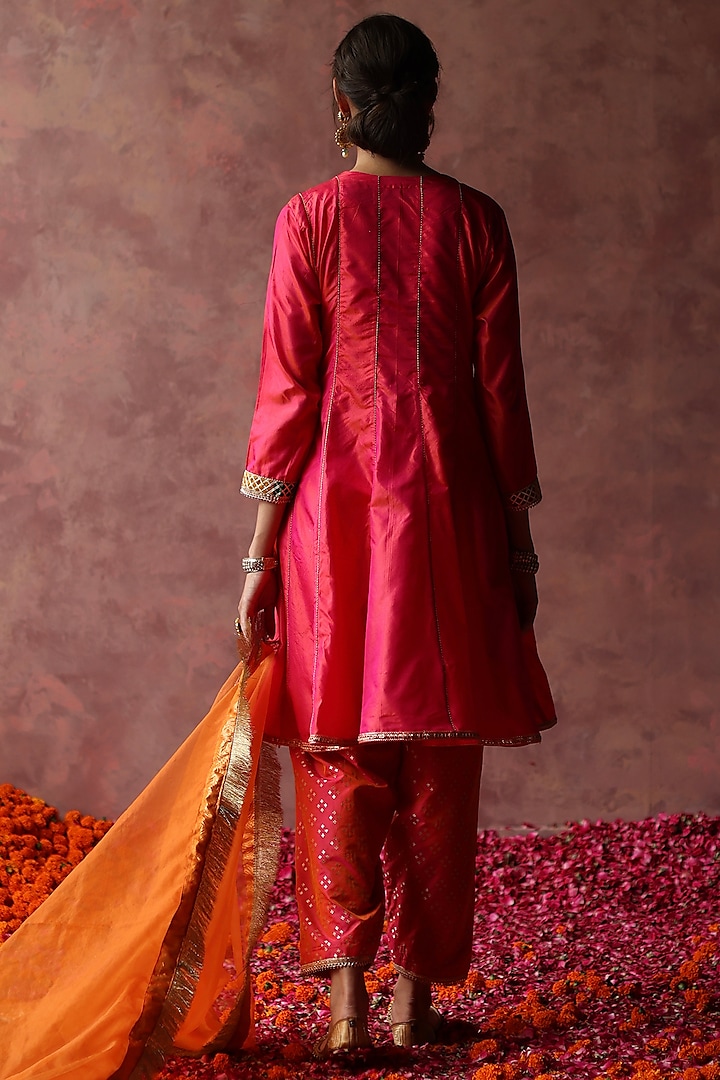 Fuchsia Silk Embellished Short Kurta Set by Begum Pret at Pernia's Pop Up Shop