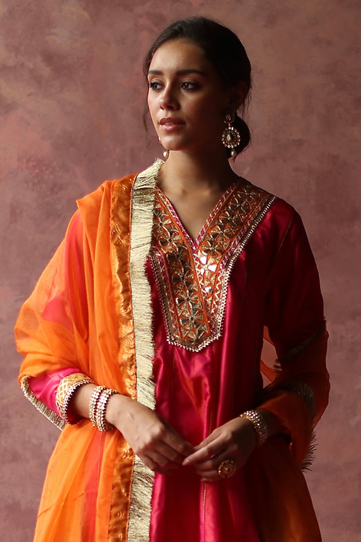 Fuchsia Silk Embellished Short Kurta Set by Begum Pret at Pernia's Pop Up Shop