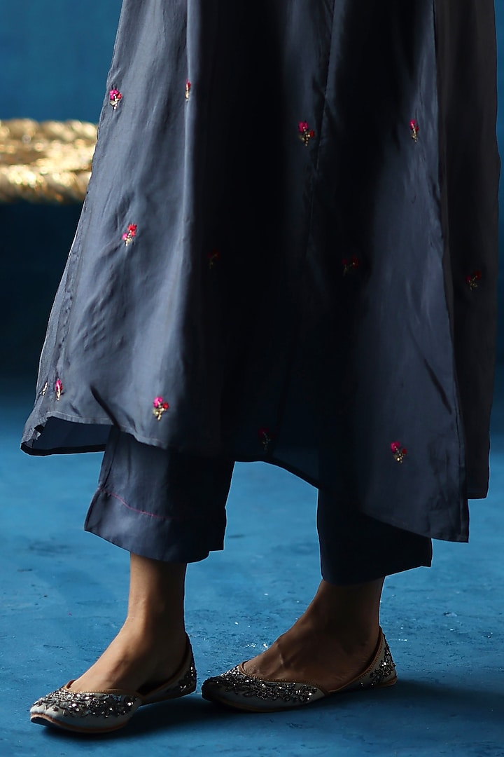 Grey Habutai Silk Hand Embroidered Kurta Set by Begum Pret at Pernia's Pop Up Shop