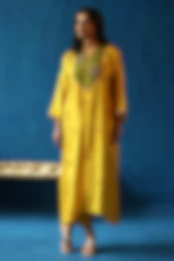 Yellow Habutai Silk Hand Embroidered Kurta Set by Begum Pret at Pernia's Pop Up Shop