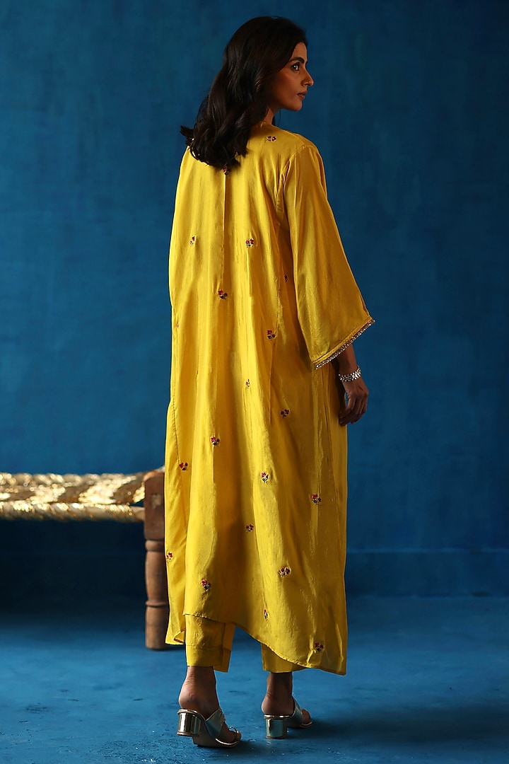Yellow Habutai Silk Hand Embroidered Kurta Set by Begum Pret at Pernia's Pop Up Shop