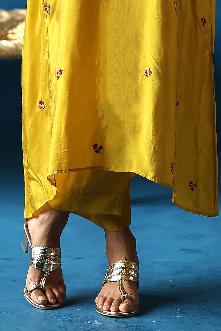 Yellow Habutai Silk Hand Embroidered Kurta Set by Begum Pret at Pernia's Pop Up Shop