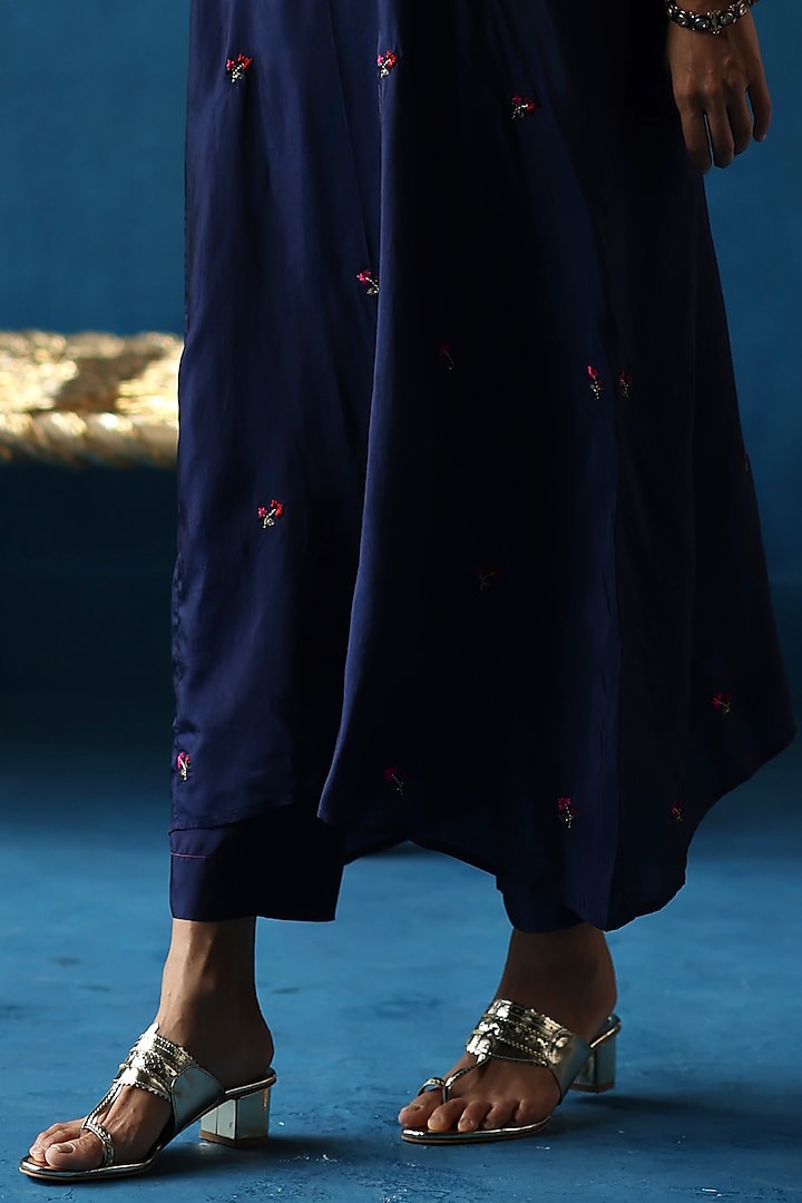 Navy Blue Habutai Silk Hand Embroidered Kurta Set by Begum Pret at Pernia's Pop Up Shop