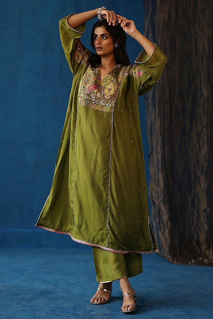 Green Habutai Silk Hand Embroidered Kurta Set by Begum Pret at Pernia's Pop Up Shop