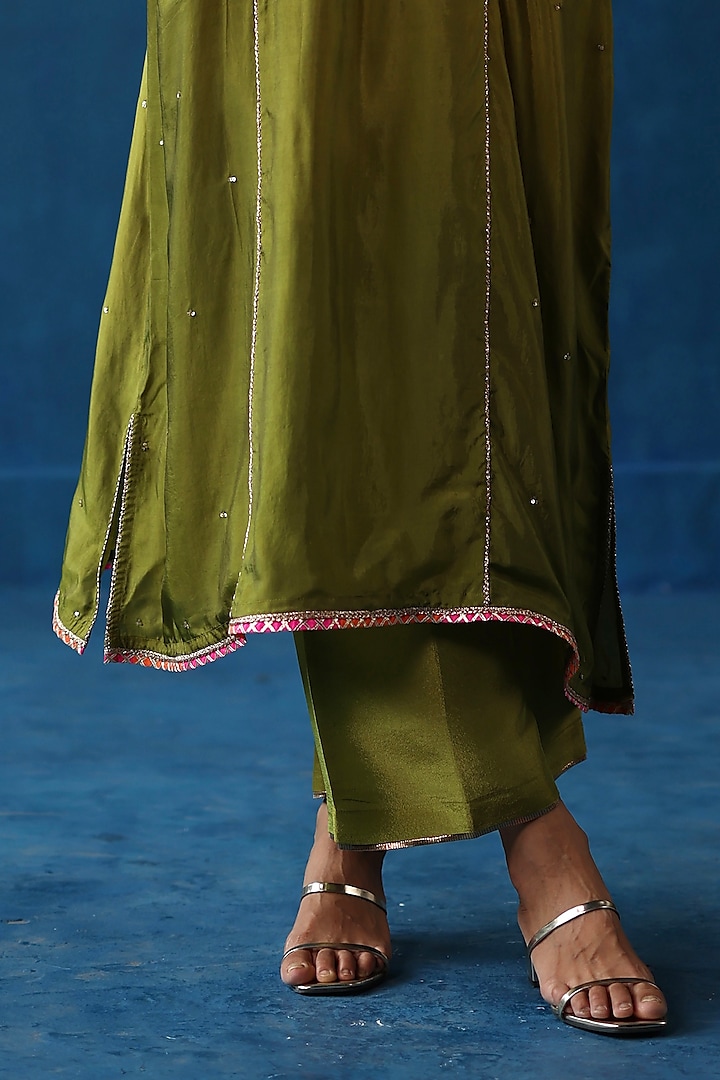 Green Habutai Silk Hand Embroidered Kurta Set by Begum Pret at Pernia's Pop Up Shop
