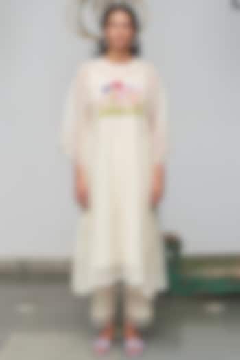 Pearled Ivory Hand Embroidered Kurta Set by Begum Pret at Pernia's Pop Up Shop