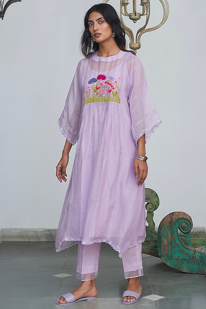 Pastel Lilac Hand Embroidered Kurta Set by Begum Pret at Pernia's Pop Up Shop