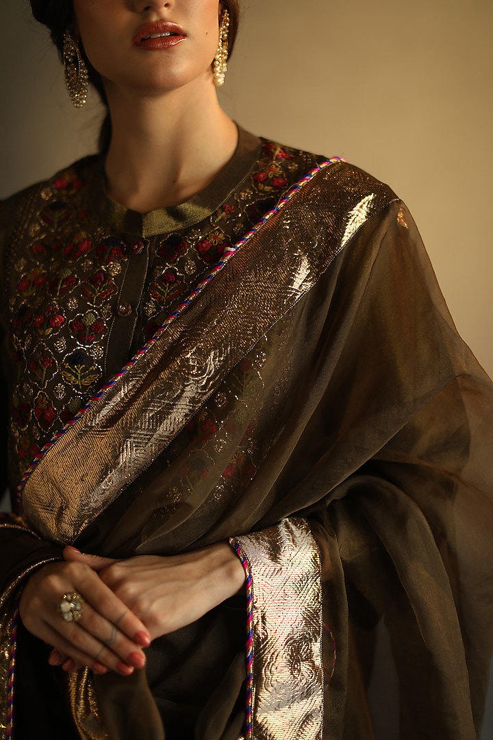 Olive Green Hand Embroidered Kurta Set by Begum Pret at Pernia's Pop Up Shop