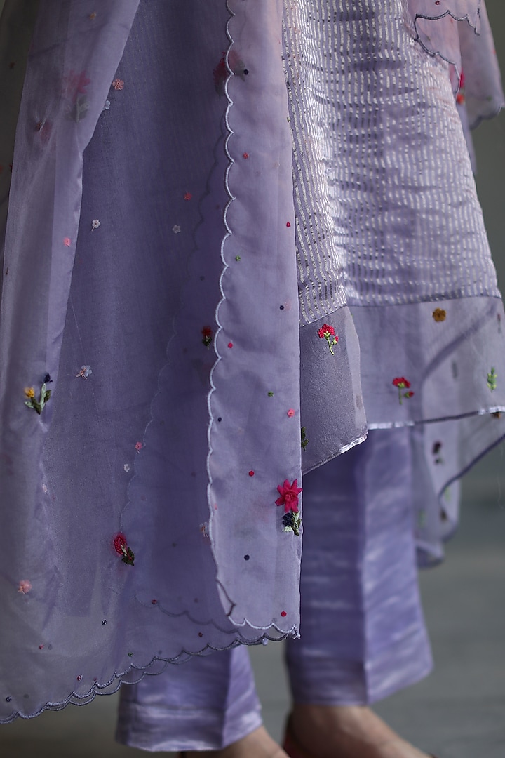 Lilac Hand Embroidered Kurta Set by Begum Pret at Pernia's Pop Up Shop