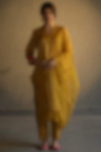 Mustard Hand Embroidered Kurta Set by Begum Pret at Pernia's Pop Up Shop
