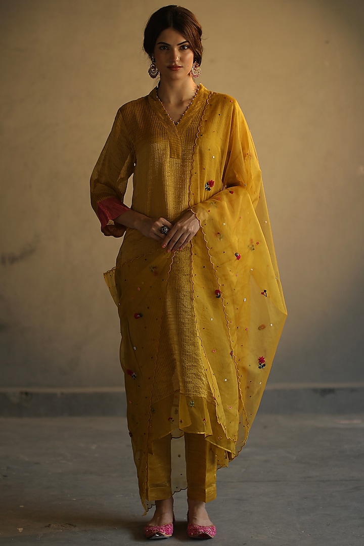 Mustard Hand Embroidered Kurta Set by Begum Pret at Pernia's Pop Up Shop