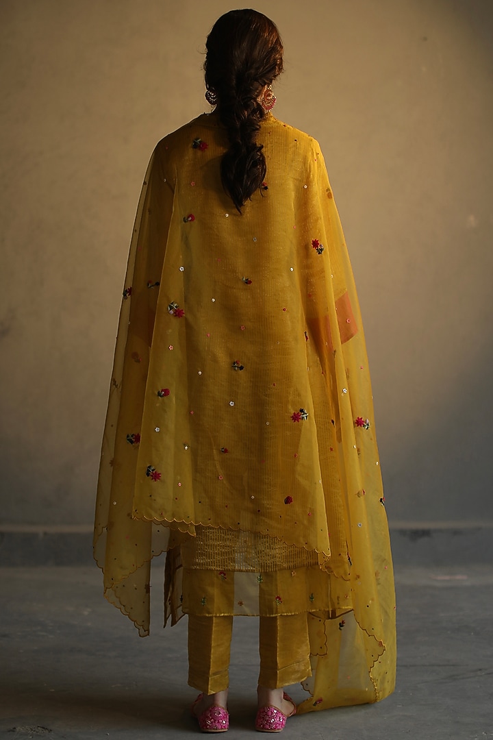 Mustard Hand Embroidered Kurta Set by Begum Pret at Pernia's Pop Up Shop