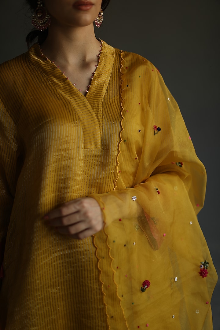 Mustard Hand Embroidered Kurta Set by Begum Pret at Pernia's Pop Up Shop