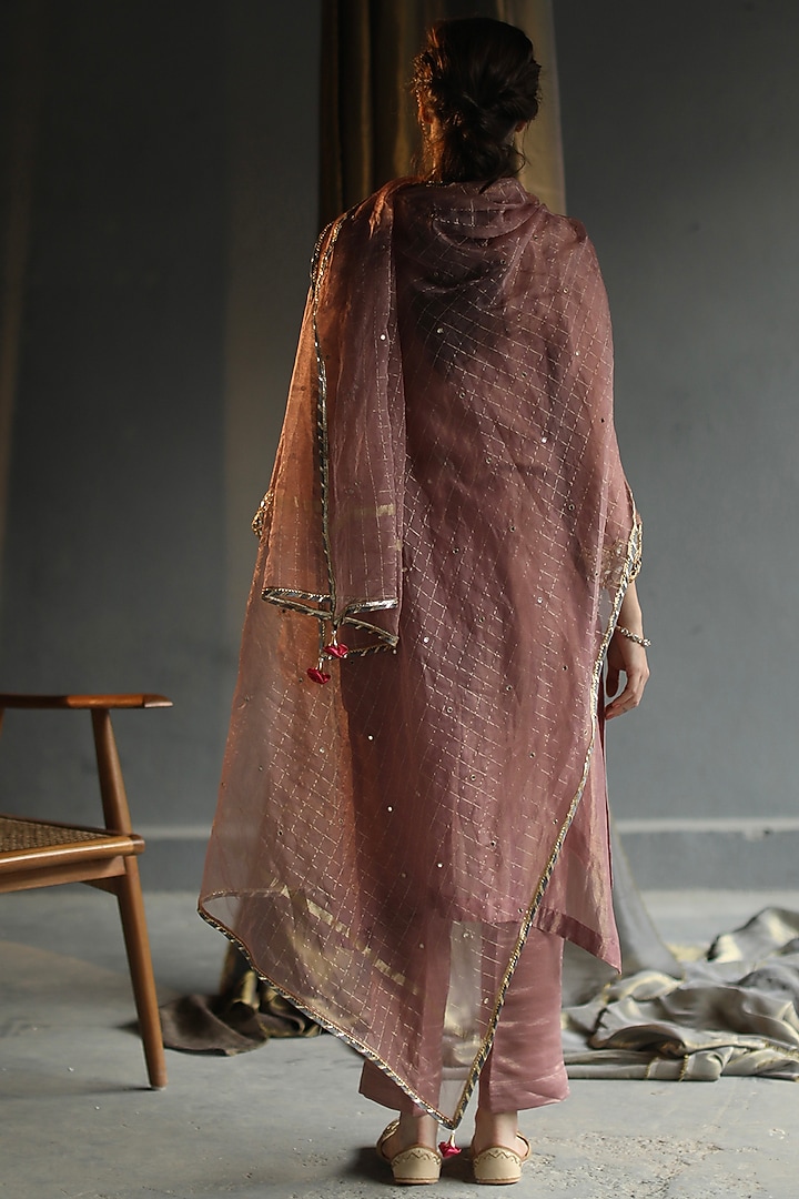Rose Pink Hand Embroidered Kurta Set by Begum Pret at Pernia's Pop Up Shop