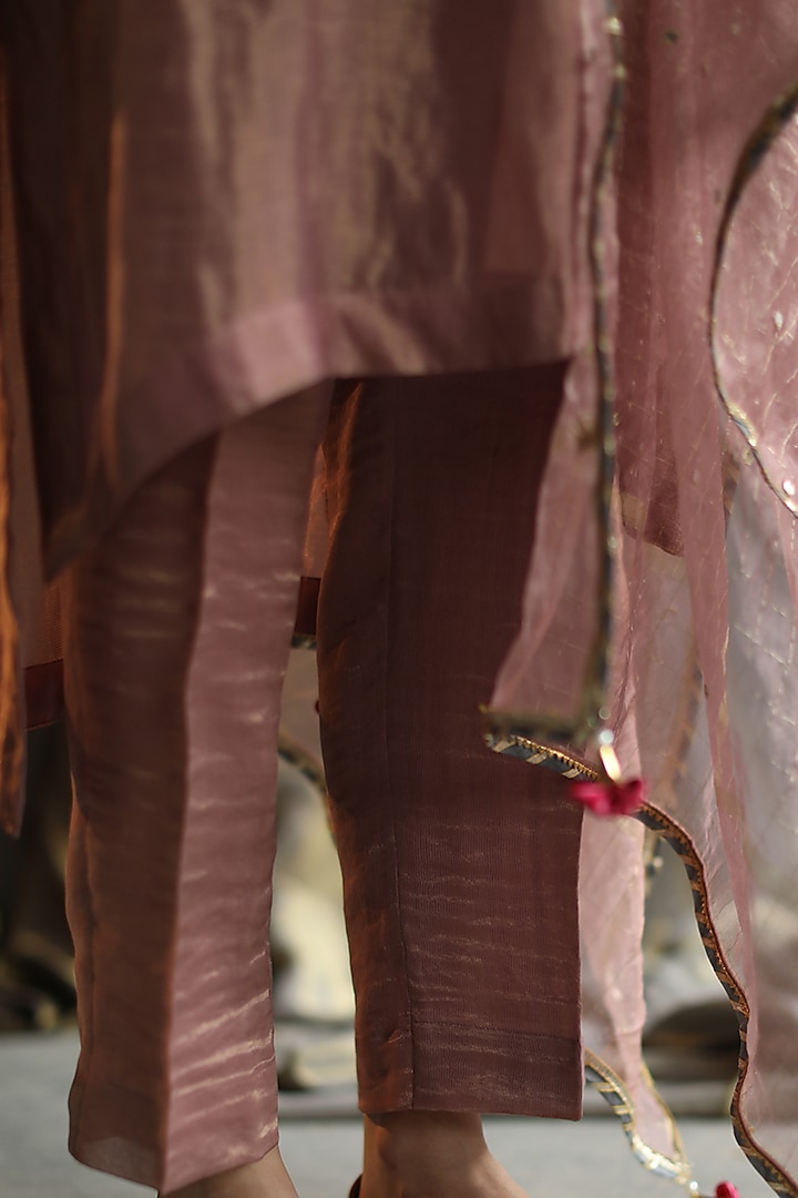 Rose Pink Hand Embroidered Kurta Set by Begum Pret at Pernia's Pop Up Shop