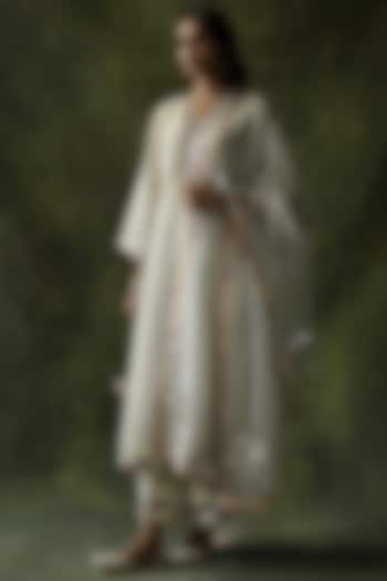 Ivory Embellished Kurta Set by Begum Pret at Pernia's Pop Up Shop