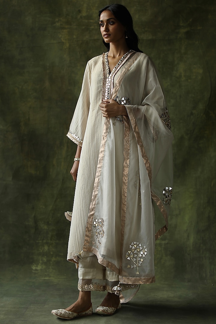 Ivory Embellished Kurta Set by Begum Pret at Pernia's Pop Up Shop