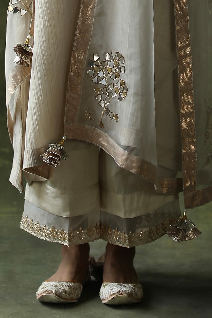 Ivory Embellished Kurta Set by Begum Pret at Pernia's Pop Up Shop