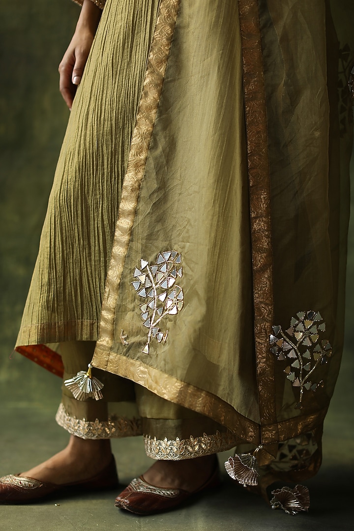 Sage Green Embellished Kurta Set by Begum Pret at Pernia's Pop Up Shop