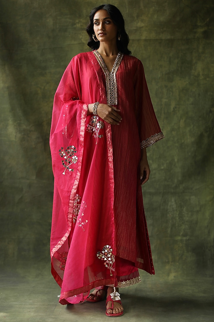 Magenta Pink Embellished Kurta Set by Begum Pret at Pernia's Pop Up Shop