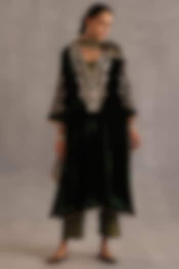 Bottle Green Velvet Handwork Kurta Set by Begum Pret at Pernia's Pop Up Shop