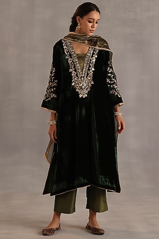 Bottle Green Velvet Handwork Kurta Set by Begum Pret