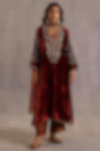 Garnet Velvet Hand Embroidered Kurta Set by Begum Pret at Pernia's Pop Up Shop