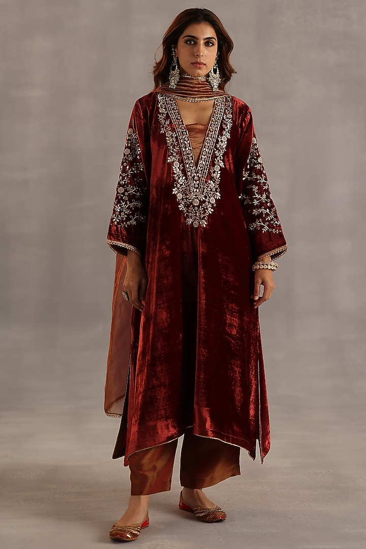 Garnet Velvet Hand Embroidered Kurta Set by Begum Pret at Pernia's Pop Up Shop