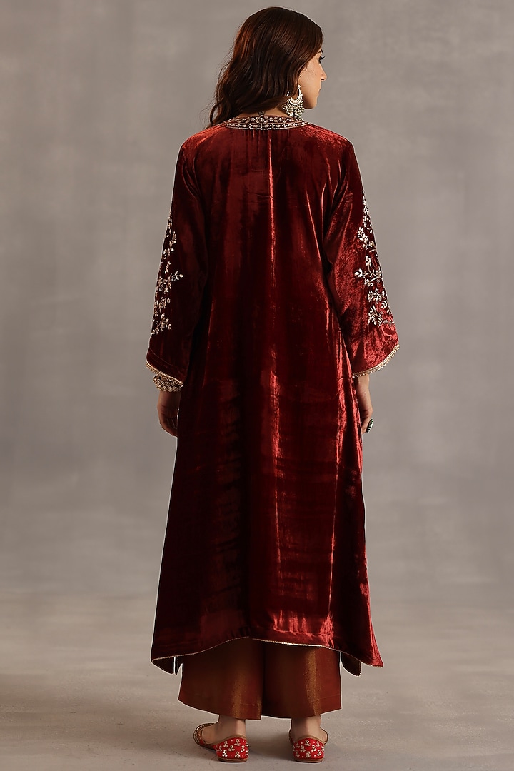 Garnet Velvet Hand Embroidered Kurta Set by Begum Pret at Pernia's Pop Up Shop