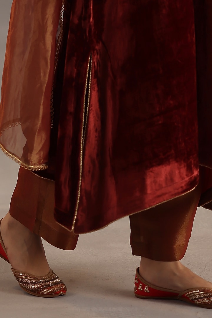 Garnet Velvet Hand Embroidered Kurta Set by Begum Pret at Pernia's Pop Up Shop