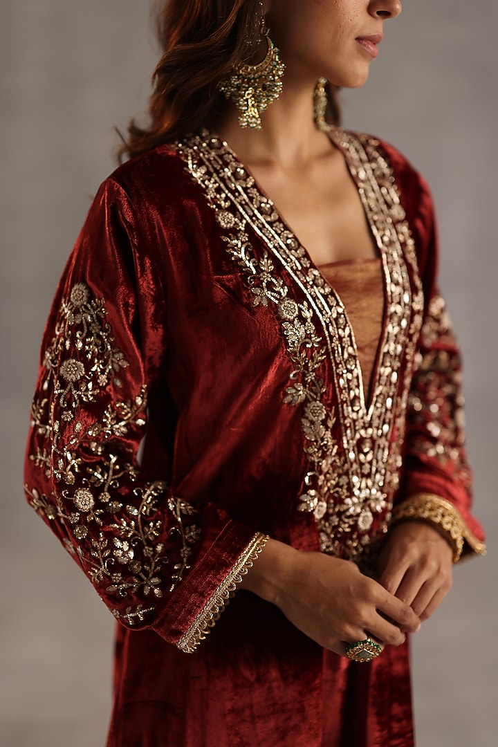 Garnet Velvet Hand Embroidered Kurta Set by Begum Pret at Pernia's Pop Up Shop