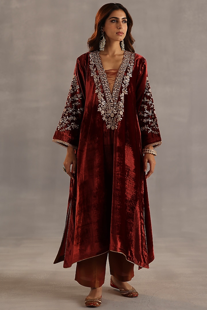 Garnet Velvet Hand Embroidered Kurta Set by Begum Pret at Pernia's Pop Up Shop