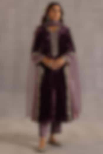 Purple Velvet Sequins Embroidered Kurta Set by Begum Pret at Pernia's Pop Up Shop