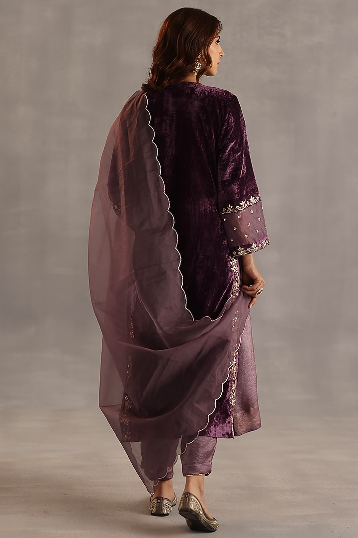 Purple Velvet Sequins Embroidered Kurta Set by Begum Pret at Pernia's Pop Up Shop