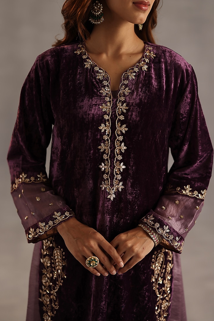 Purple Velvet Sequins Embroidered Kurta Set by Begum Pret at Pernia's Pop Up Shop