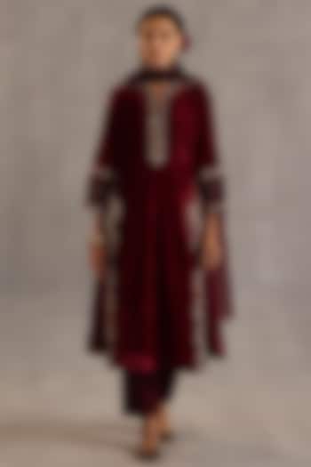 Garnet Velvet Sequins Embroidered Kurta Set by Begum Pret at Pernia's Pop Up Shop