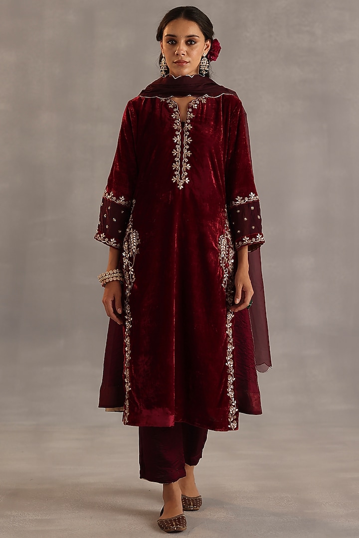 Garnet Velvet Sequins Embroidered Kurta Set by Begum Pret at Pernia's Pop Up Shop